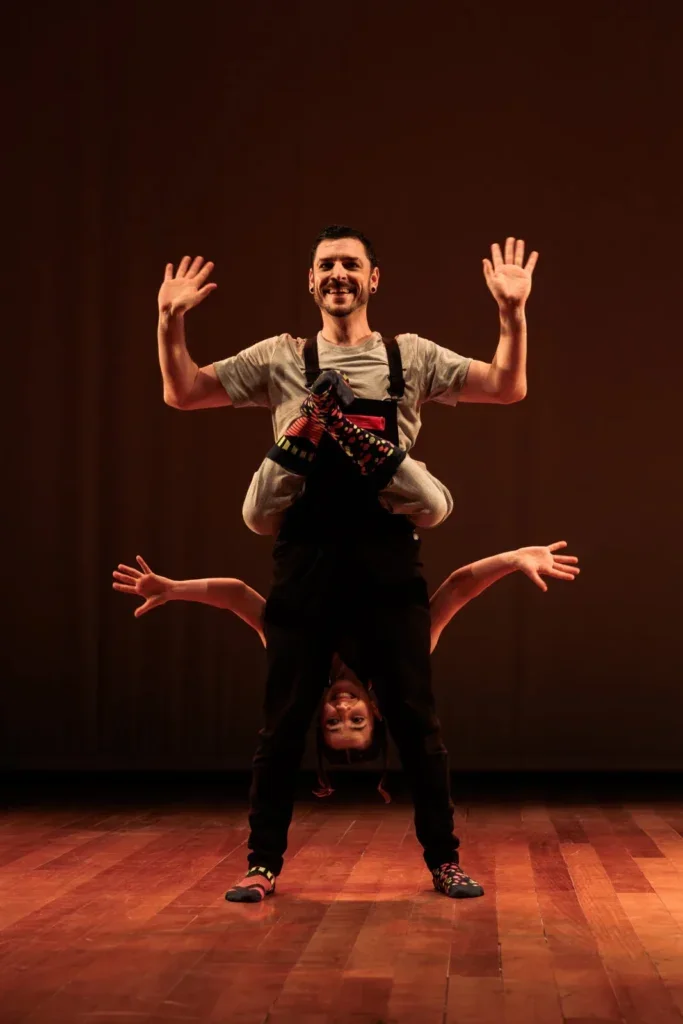 {ENTRE} – espetáculo de circo, dança e audiovisual