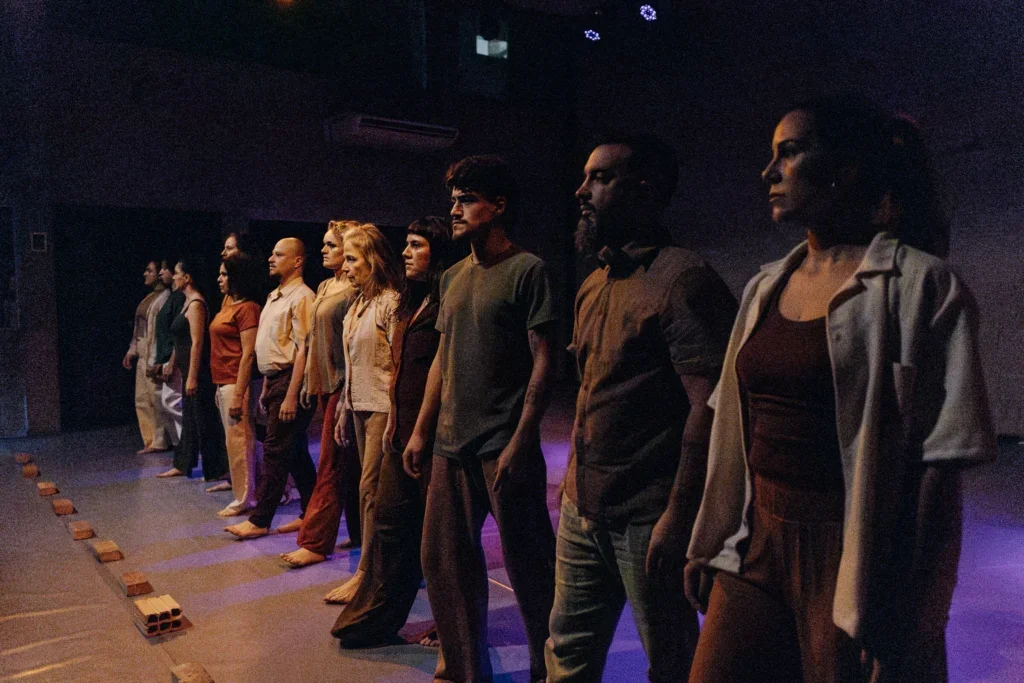 Espetáculo de dança contemporânea MUROS (IN)VISÍVEIS?
